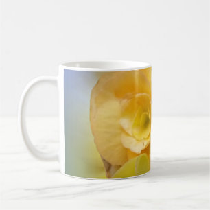 gelbe Blumen leuchten Kaffeetasse