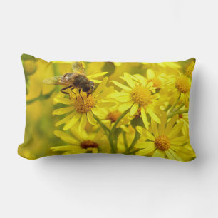 Gelbe Blumen und ein Bienendekor-Kissen Lendenkissen
