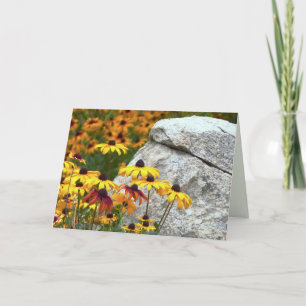 Gelbe Blumen und großer Stein, glänzender Gruß Karte