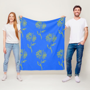 Gelbe Blumenumrandung auf blauem Hintergrund Fleecedecke