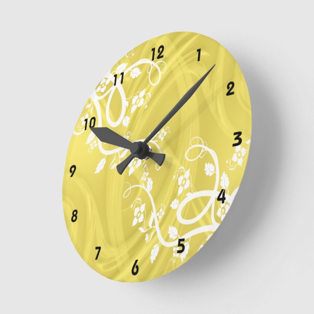 Gelbe Curlen mit Filigrel und Blütenblättern Runde Wanduhr (Winkel)