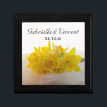 Gelbe Daffodien auf der Hochzeit des weißen Frühli Schmuckschachtel<br><div class="desc">Die hübschen Gelben Daffodien auf der Geschenkboxen der Weißen Frühlingshochzeit können mit den Namen der Braut und Bräutigam und ihrem März, April oder Mai Frühjahrsfeiertag personalisiert werden. Erstellen Sie ein personalisiertes Sake-Geschenk für die Neuvermählten oder ein Dankeschön für Ihre Hochzeitsbegleiter, Brautmädchen und Ihr Brautparty. Diese elegante Geschenkboxen mit Blumen und...</div>