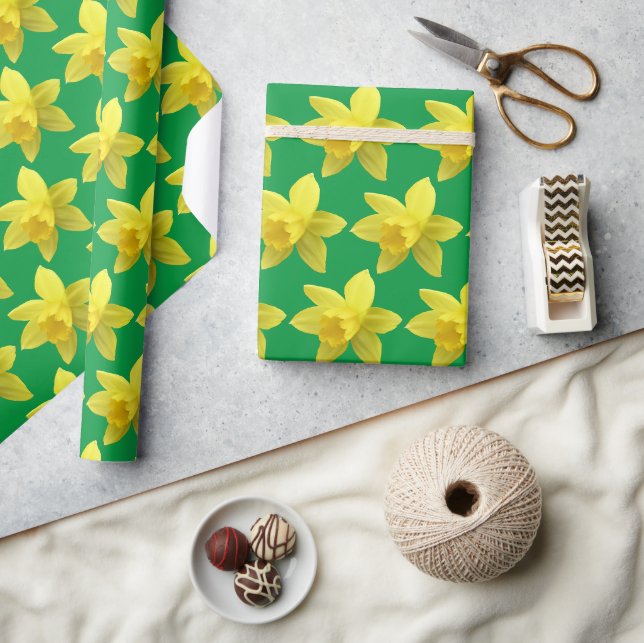 Gelbe Daffodien auf grüner Blüte Geschenkpapier (Kunsthandwerk)