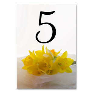Gelbe Daffodien auf White Wedding-Tischnummern Tischnummer