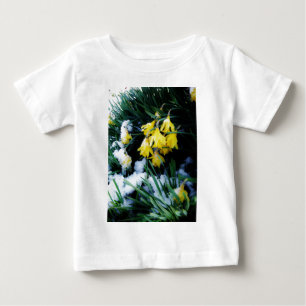 Gelbe Daffodien Blume im Schnee Baby T-shirt