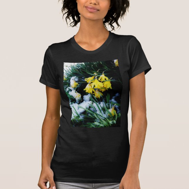 Gelbe Daffodien Blume im Schnee T-Shirt (Vorderseite)