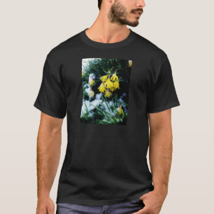 Gelbe Daffodien Blume im Schnee T-Shirt