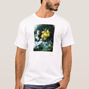 Gelbe Daffodien Blume im Schnee T-Shirt