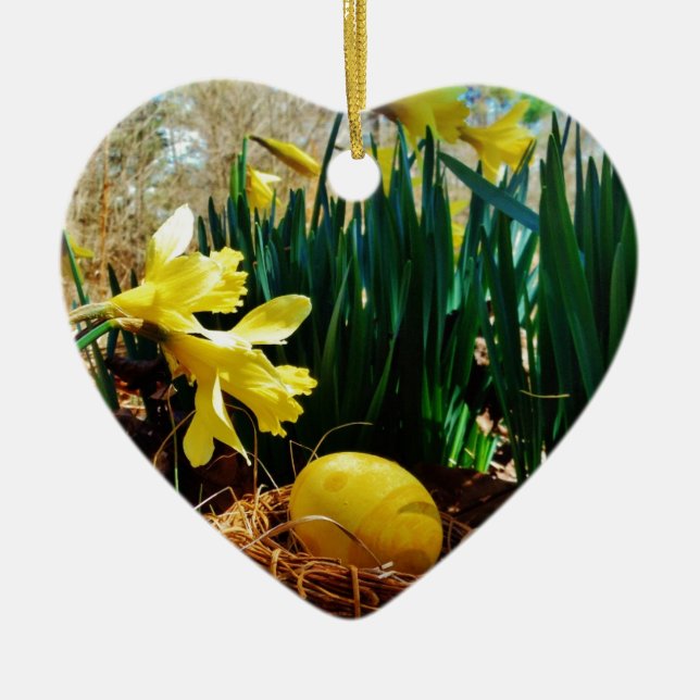 Gelbe Daffodien und ein Gelbes Osterei Keramik Ornament (Vorne)