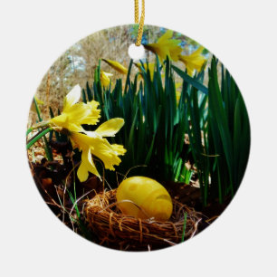 Gelbe Daffodien und ein Gelbes Osterei Keramikornament
