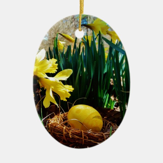 Gelbe Daffodien und ein Gelbes Osterei Keramikornament (Vorne)