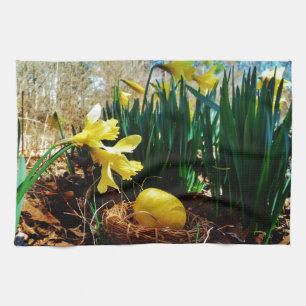 Gelbe Daffodien und ein Gelbes Osterei Küchentuch