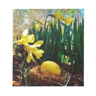 Gelbe Daffodien und ein Gelbes Osterei Notizblock