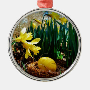 Gelbe Daffodien und ein Gelbes Osterei Ornament Aus Metall