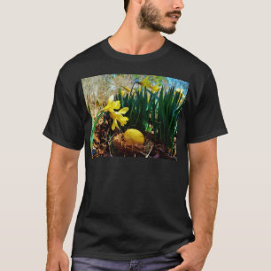 Gelbe Daffodien und ein Gelbes Osterei T-Shirt