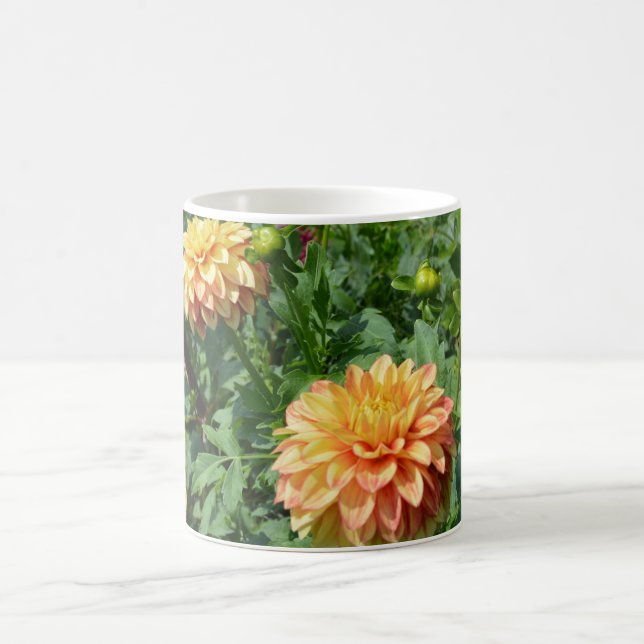 Gelbe Dahlien grace die Seiten dieser Tasse (Mittel)