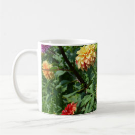 Gelbe Dahlien grace die Seiten dieser Tasse