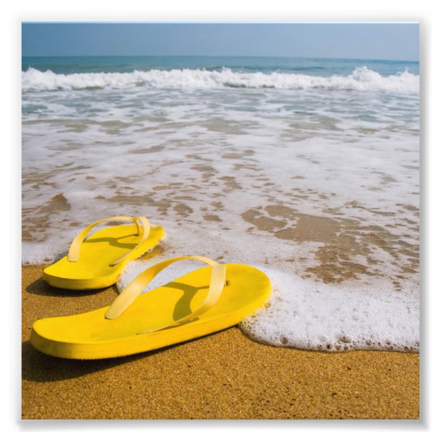 Gelbe Flip Flops am Strand Fotodruck (Vorne)
