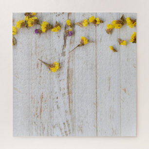 Gelbe Frühlingsblumen, weiße Putz.
