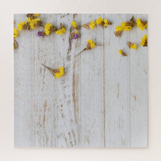 Gelbe Frühlingsblumen, weiße Putz. (Vertikal)