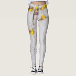 Gelbe Frühlingsblumen, weiße Putz. Leggings