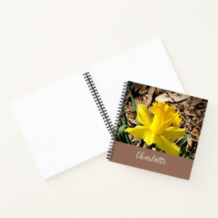 Gelbe Frühlingsdaffodil im Garden-Individuelle Nam Notizbuch