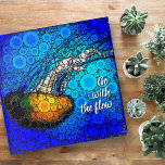 Gelbe Gelee im Ozean, Go with Flow<br><div class="desc">"Geh mit dem Fluss." Nehmen Sie eine Lektion von diesem spielerisch orangefarbenen Gelbquallen, der im türkisblauen Ozean schwimmt, und lass dem Leben, wenn Sie dieses beeindruckend schicke, lebendige Puzzle aus Foto benutzen. Ein tolles Geschenk für jemanden, der etwas Besonderes ist! Kommt in eine besondere Geschenkboxen. Sie können dieses Puzzle leicht...</div>