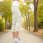 Gelbe Grüne Natur Fern Leaf Muster auf Weiß Capri Leggings<br><div class="desc">Dieses Design im Naturstil zeichnet sich durch einen Farnblatthintergrund auf Weiß mit einem sich ergänzenden farbigen Taillenband aus.</div>