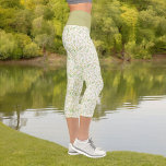 Gelbe Grüne Natur Fern Leaf Muster auf Weiß Capri Leggings<br><div class="desc">Dieses Design im Naturstil zeichnet sich durch einen Farnblatthintergrund auf weiß mit einem ergänzenden Farbband aus.</div>