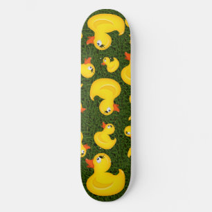 Gelbe Gummienten auf grüner Skateboard