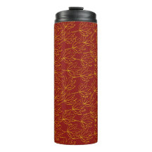 gelbe Herbstblätter auf braun