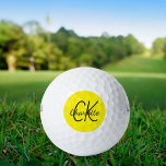 Gelbe Initialnamen Monogramm Golfball<br><div class="desc">Gelber Hintergrund, schwarzer und grauer Text. Personalisieren Sie Ihre Monogramm-Initialen und Ihren Namen und fügen Sie sie hinzu. Für ihn und sie. Der Name ist mit einem modernen handgeschriebenen Stilskript geschrieben.</div>