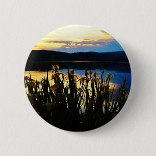 Gelbe Iris am Ufer des Arrowhad-Sees Button