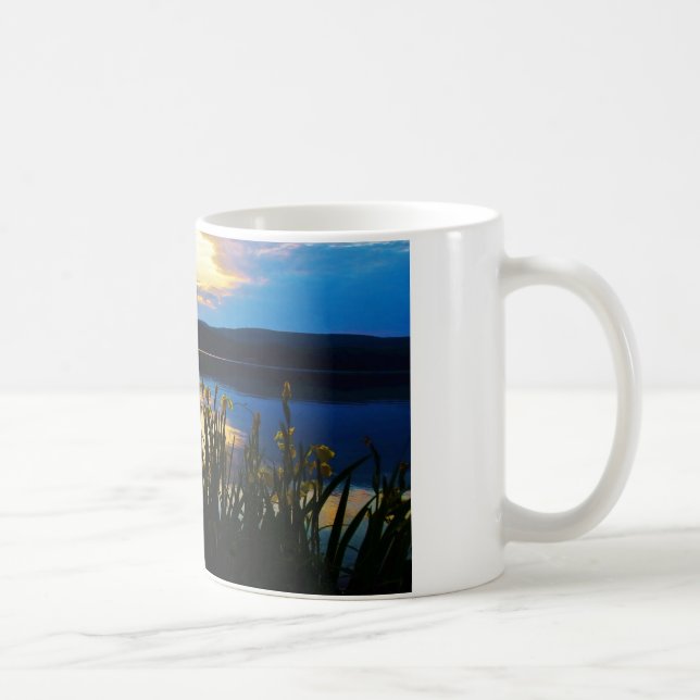 Gelbe Iris am Ufer des Arrowhad-Sees Kaffeetasse (Rechts)