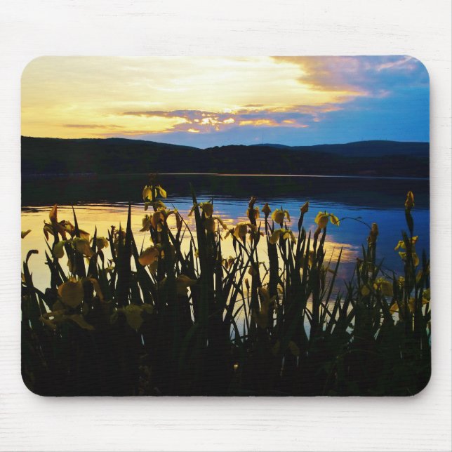 Gelbe Iris am Ufer des Arrowhad-Sees Mousepad (Vorne)