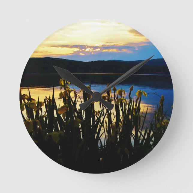 Gelbe Iris am Ufer des Arrowhad-Sees Runde Wanduhr (Vorderseite)