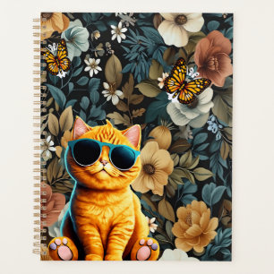 Gelbe Katze und Schmetterlinge im Blumenhintergrun Planer