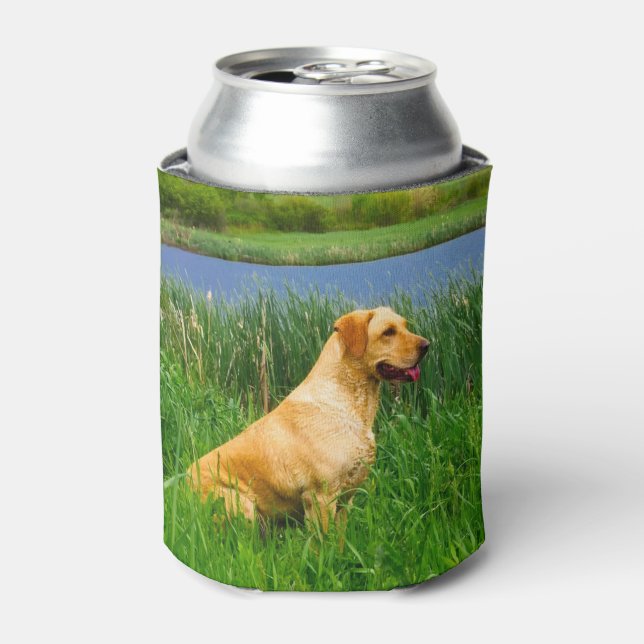 Gelbe Labrador im Gras Dosenkühler (Kanne Vorderseite)