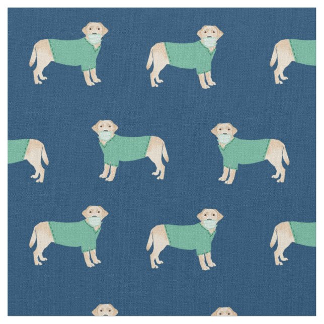 Gelbe Labrador in Scrubs-Marineblau Stoff (Nahaufnahme)
