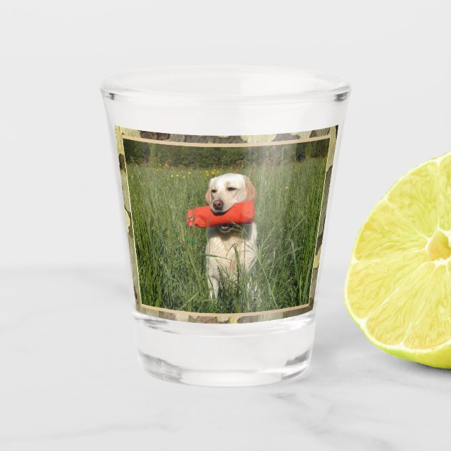 Gelbe Labrador Jagd Hund mit Camouflage Trim Schnapsglas (Vorderseite)