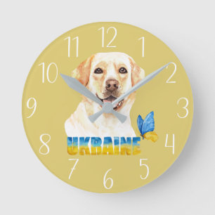 Gelbe Labrador und Schmetterling in der Ukraine Runde Wanduhr