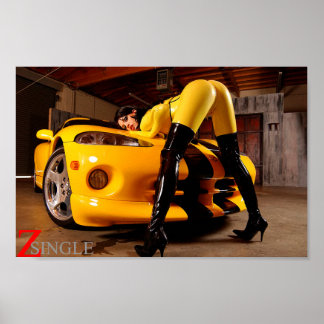 Gelbe Latex Babe mit exotischem Autopulver, groß Poster