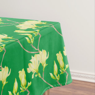 Gelbe Magnolien auf einem Tablettenfilm Tischdecke