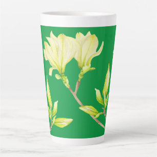 Gelbe Magnolien auf einer großen Latte-Tasse Milchtasse