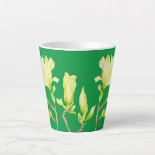 Gelbe Magnolien auf einer kleinen Latte-Tasse Milchtasse