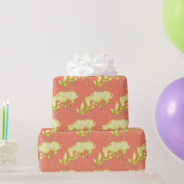 Gelbe Magnolien auf einer Papierrolle Geschenkpapier
