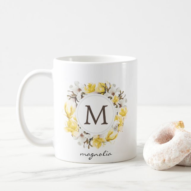 Gelbe Magnolienblüte Monogramm Kaffeetasse (Mit Donut)