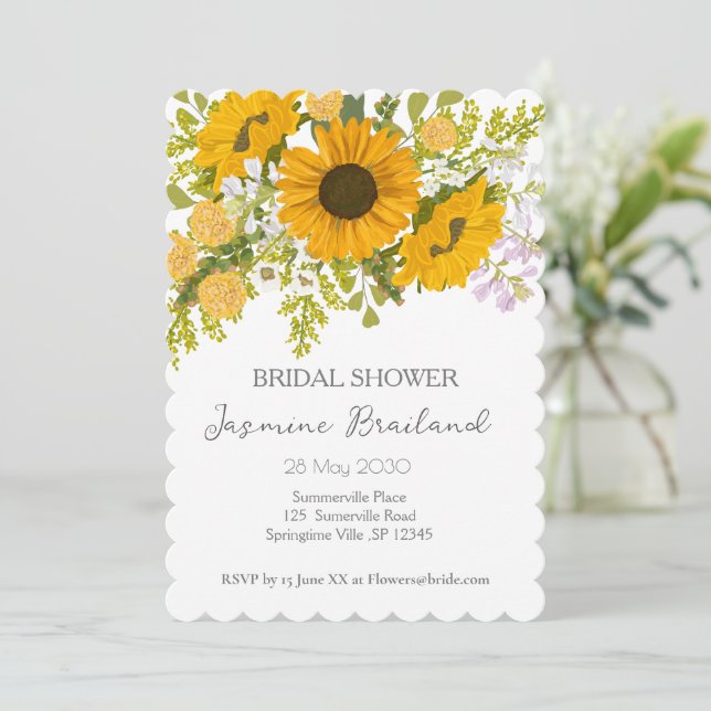Gelbe moderne Sonnenblumen Bouquet-Brautparty Einladung (Stehend Vorderseite)