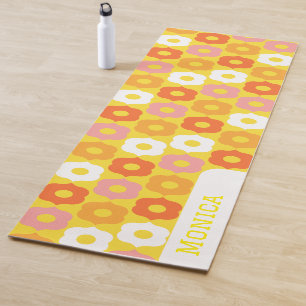 gelbe orangefarbene Blumen Monogramm Name Yogamatte