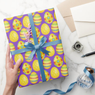 Gelbe Ostereier auf Lila Geschenkpapier